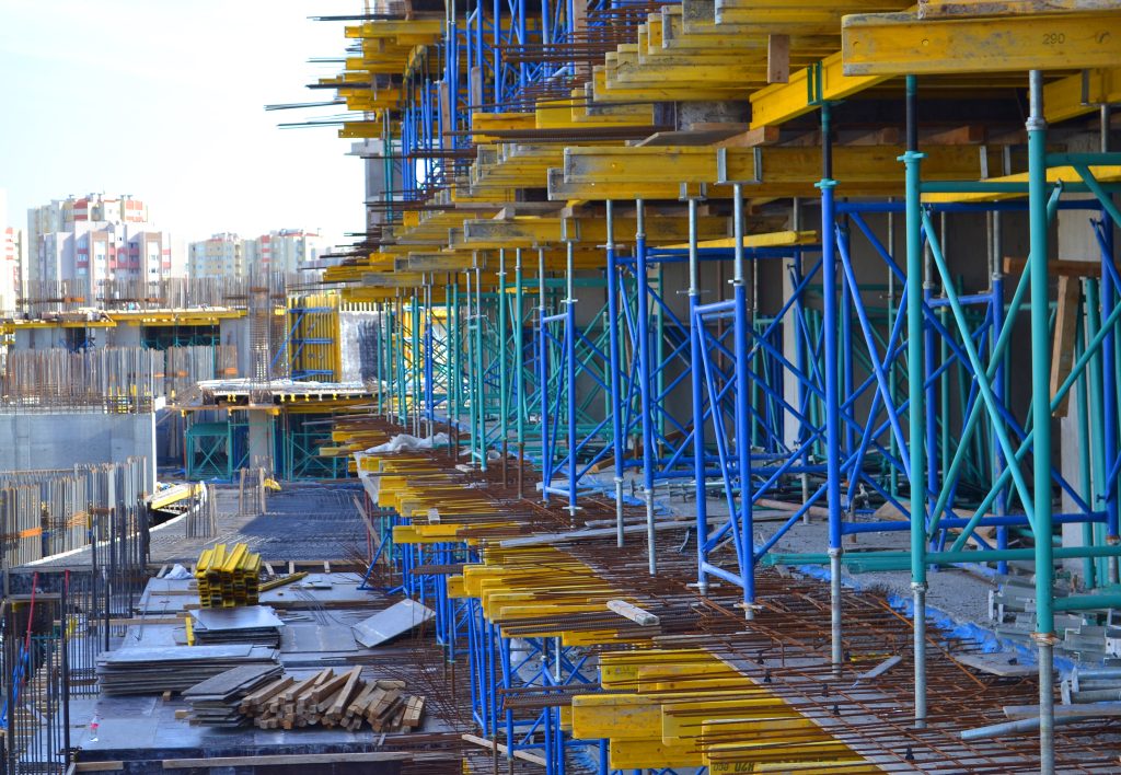 Edificio en construccion con sistemas de elevacion