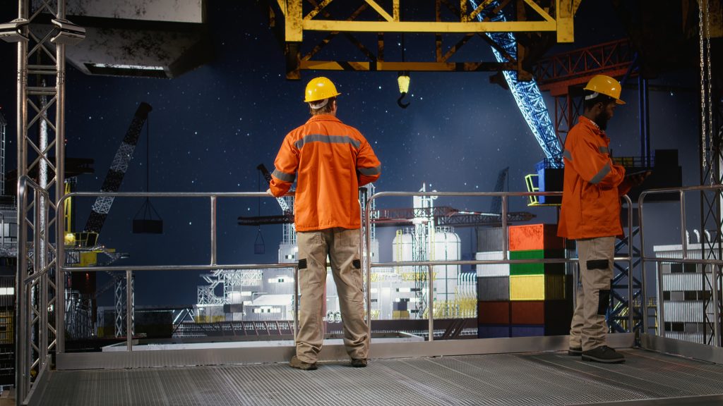 Tecnico inspeccionando una instalacion industrial