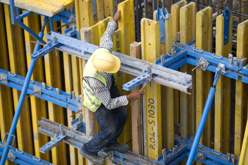 Tecnico de obra revisando una instalacion