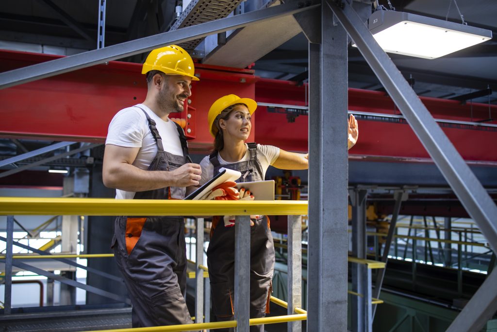Ingenieros en planta industrial revisando una solucion