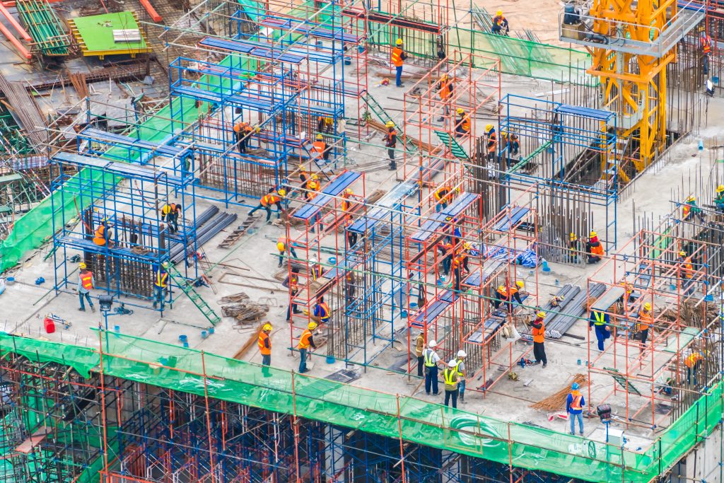 Obra de construccion con medios de elevacion